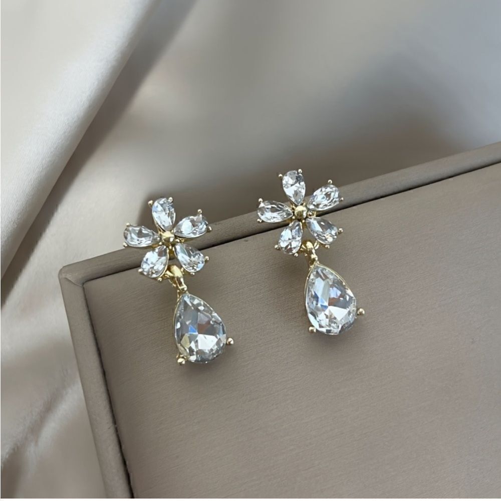 Diamond flower earrings N180
